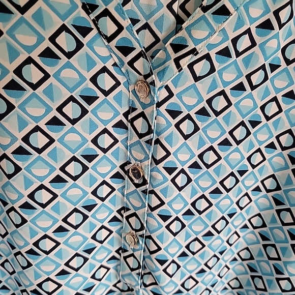 NWT JM Collection V Neck Top Size XXL Button Detail Roll Tab Sleeves Blue Geo - Picture 2 of 11